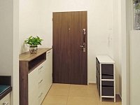 Nabízíme k dlouhodobému pronájmu nezařízený, částečně vybavený byt 1+kk, 42 m².  - předsíň 1a.jpg