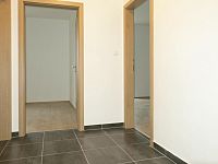 Pronájem cihlového bytu 2+kk s balkonem v Brně - Kamechách - předsíň 1