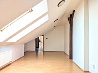 Pronájem podkrovního bytu 84 m2, 2+kk s galerií, Královo Pole Husitská - PXL_20260803_090553199.MP