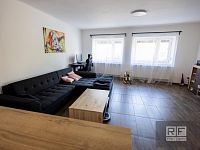 Bydlení i podnikání pod jednou střechou – zrekonstruovaný rodinný dům, Chudeřice - Obývací pokoj.jpg