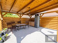 Bydlení i podnikání pod jednou střechou – zrekonstruovaný rodinný dům, Chudeřice - Pergola 2.jpg