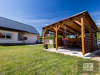 Bydlení i podnikání pod jednou střechou – zrekonstruovaný rodinný dům, Chudeřice - Pergola.jpg
