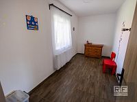 Bydlení i podnikání pod jednou střechou – zrekonstruovaný rodinný dům, Chudeřice - pokoj.jpg