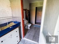Bydlení i podnikání pod jednou střechou – zrekonstruovaný rodinný dům, Chudeřice - venkovní šatna se záchodem a sprchou.jpg