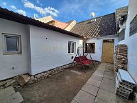 Rodinný dům 2+1 se zahradou a dvorem v centru Dačic - 24.jpg