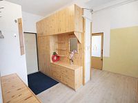 Prodej bytu 4+1 (108 m²) – centrum Jindřichova Hradce, ulice Sady - 15. Vstupní chodba.jpg