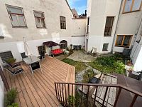 Prodej bytu 4+1 (108 m²) – centrum Jindřichova Hradce, ulice Sady - 19. Společný dvůr.jpg