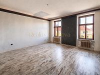 Prodej bytu 4+1 (108 m²) – centrum Jindřichova Hradce, ulice Sady - 5. Obývací pokoj.jpg