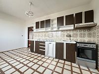 Prodej, rodinný dům se zahradou 606 m2 - Jindřichův Hradec - Sládkův kopec - 11.kuchyň čelní pohled.JPEG