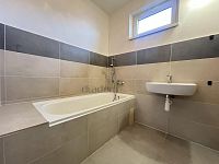 Prodej, rodinný dům se zahradou 606 m2 - Jindřichův Hradec - Sládkův kopec - 13.koupelna.JPEG