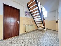 Prodej, rodinný dům se zahradou 606 m2 - Jindřichův Hradec - Sládkův kopec - 17.spodní hala se schodištěm.JPEG