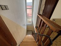 Prodej, rodinný dům se zahradou 606 m2 - Jindřichův Hradec - Sládkův kopec - 19.schodiště z horní haly.JPEG