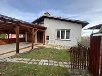 Prodej, rodinný dům se zahradou 606 m2 - Jindřichův Hradec - Sládkův kopec - 2.RD ze zahrady přední strana za plotem.JPEG