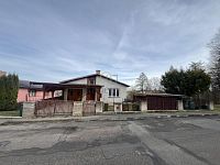 Prodej, rodinný dům se zahradou 606 m2 - Jindřichův Hradec - Sládkův kopec - 6.hlavní pohled ze předu RD.JPEG