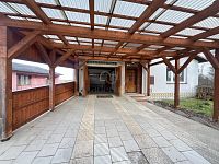 Prodej, rodinný dům se zahradou 606 m2 - Jindřichův Hradec - Sládkův kopec - 7.garáž s nájezdem.JPEG