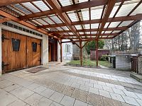 Prodej, rodinný dům se zahradou 606 m2 - Jindřichův Hradec - Sládkův kopec - 8.nájezd před garáží.JPEG