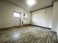 Prodej, rodinný dům se zahradou 606 m2 - Jindřichův Hradec - Sládkův kopec - místnost s výstupem na zahradu zavřené dveře.JPEG