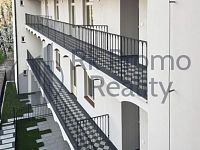 Pronajmu světlý a moderní byt 1+kk o ploše 34 m² s předzahrádkou 25 m² - Balkony.jpg