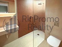 Pronajmu světlý a moderní byt 1+kk o ploše 34 m² s předzahrádkou 25 m² - koupelna.jpg