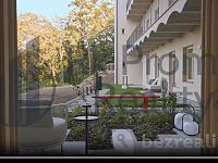 Pronajmu světlý a moderní byt 1+kk o ploše 34 m² s předzahrádkou 25 m² - předzahrádka.jpg