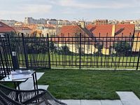 Pronajmu světlý a moderní byt 1+kk o ploše 34 m² s předzahrádkou 25 m² - výhled.jpg