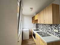 Panelový byt 1+kk, výtah, komora na chodbě