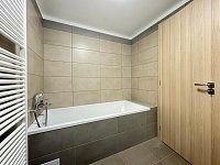 Nadstandardní novostavba bytu 2+k, balkón, sklep, kryté parkovací stání - IMG_3617.JPEG