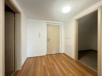 Nadstandardní novostavba bytu 2+k, balkón, sklep, kryté parkovací stání - IMG_3621.JPEG