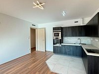 Nadstandardní novostavba bytu 2+k, balkón, sklep, kryté parkovací stání - IMG_3642.JPEG