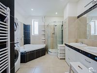 Prodej RD, Doubravice, 4 byty, 353m2, pozemek 1155m2 - byt č.1 koupelna.JPG