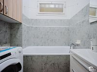 Prodej RD, Doubravice, 4 byty, 353m2, pozemek 1155m2 - byt č.2 koupelna.JPG