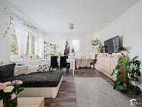 Prodej RD, Doubravice, 4 byty, 353m2, pozemek 1155m2 - byt č.2 obývací pokoj III..JPG