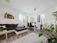 Prodej RD, Doubravice, 4 byty, 353m2, pozemek 1155m2 - byt č.2 obývací pokoj.JPG