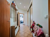 Prodej RD, Doubravice, 4 byty, 353m2, pozemek 1155m2 - byt č.1 chodba.JPG