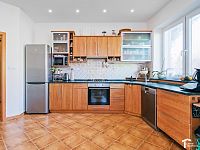 Prodej RD, Doubravice, 4 byty, 353m2, pozemek 1155m2 - byt č.1 kuchyň.jpg