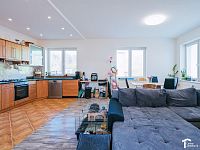 Prodej RD, Doubravice, 4 byty, 353m2, pozemek 1155m2 - byt č.1 obývací pokoj + kuchyň.jpg