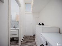 Prodej RD, Doubravice, 4 byty, 353m2, pozemek 1155m2 - byt č.2 chodba II..JPG