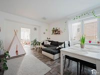 Prodej RD, Doubravice, 4 byty, 353m2, pozemek 1155m2 - byt č.2 obývací pokoj II..JPG