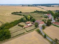 Prodej bývalého hostince se dvěma byty a rozsáhlým pozemkem 11 766 m² – Chroustovice, část obce Poděčely (okres Chrudim) - DJI_0130.jpg