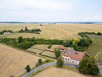 Prodej bývalého hostince se dvěma byty a rozsáhlým pozemkem 11 766 m² – Chroustovice, část obce Poděčely (okres Chrudim)