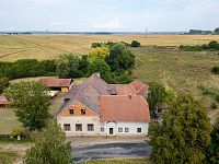 Prodej bývalého hostince se dvěma byty a rozsáhlým pozemkem 11 766 m² – Chroustovice, část obce Poděčely (okres Chrudim) - DJI_0132.jpg