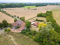 Prodej bývalého hostince se dvěma byty a rozsáhlým pozemkem 11 766 m² – Chroustovice, část obce Poděčely (okres Chrudim) - DJI_0133-Edit.jpg