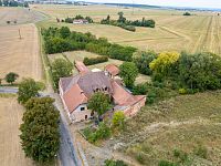 Prodej bývalého hostince se dvěma byty a rozsáhlým pozemkem 11 766 m² – Chroustovice, část obce Poděčely (okres Chrudim) - DJI_0134-Edit.jpg