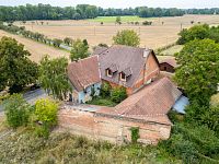 Prodej bývalého hostince se dvěma byty a rozsáhlým pozemkem 11 766 m² – Chroustovice, část obce Poděčely (okres Chrudim) - DJI_0135-Edit.jpg
