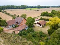 Prodej bývalého hostince se dvěma byty a rozsáhlým pozemkem 11 766 m² – Chroustovice, část obce Poděčely (okres Chrudim) - DJI_0136-Edit.jpg