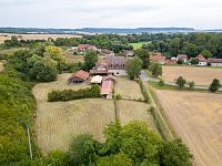 Prodej bývalého hostince se dvěma byty a rozsáhlým pozemkem 11 766 m² – Chroustovice, část obce Poděčely (okres Chrudim) - DJI_0137.jpg