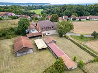 Prodej bývalého hostince se dvěma byty a rozsáhlým pozemkem 11 766 m² – Chroustovice, část obce Poděčely (okres Chrudim) - DJI_0138.jpg