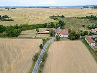 Prodej bývalého hostince se dvěma byty a rozsáhlým pozemkem 11 766 m² – Chroustovice, část obce Poděčely (okres Chrudim) - DJI_0139.jpg