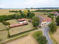 Prodej bývalého hostince se dvěma byty a rozsáhlým pozemkem 11 766 m² – Chroustovice, část obce Poděčely (okres Chrudim) - DJI_0140.jpg