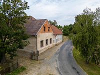 Prodej bývalého hostince se dvěma byty a rozsáhlým pozemkem 11 766 m² – Chroustovice, část obce Poděčely (okres Chrudim) - DJI_0142.jpg